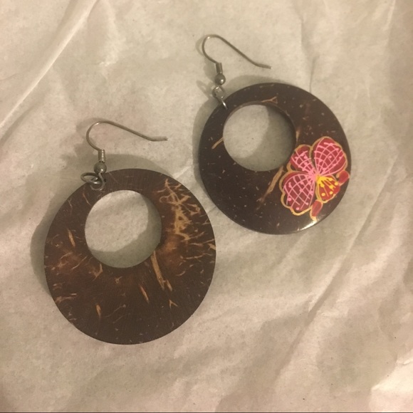 Wooden floral earrings - Picture 3 of 3